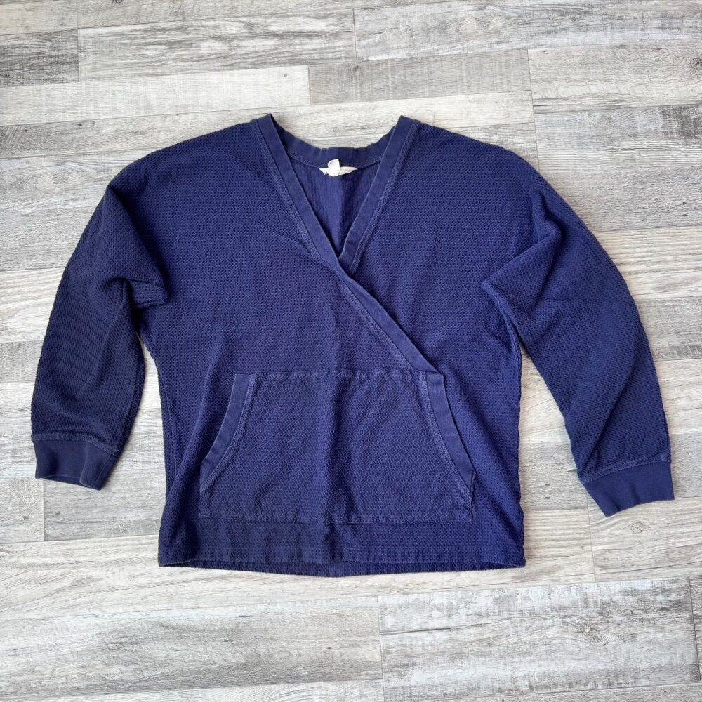 Garnet Hill navy knit crossover front lounge top kangaroo pocket size medium D14